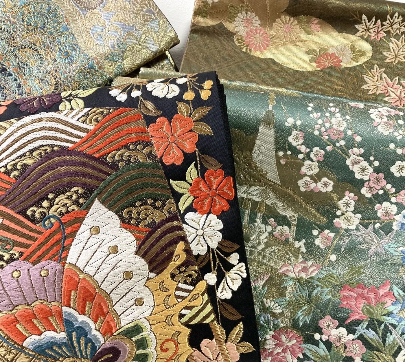桜と梅の柄が織り込まれた緑と金の帯